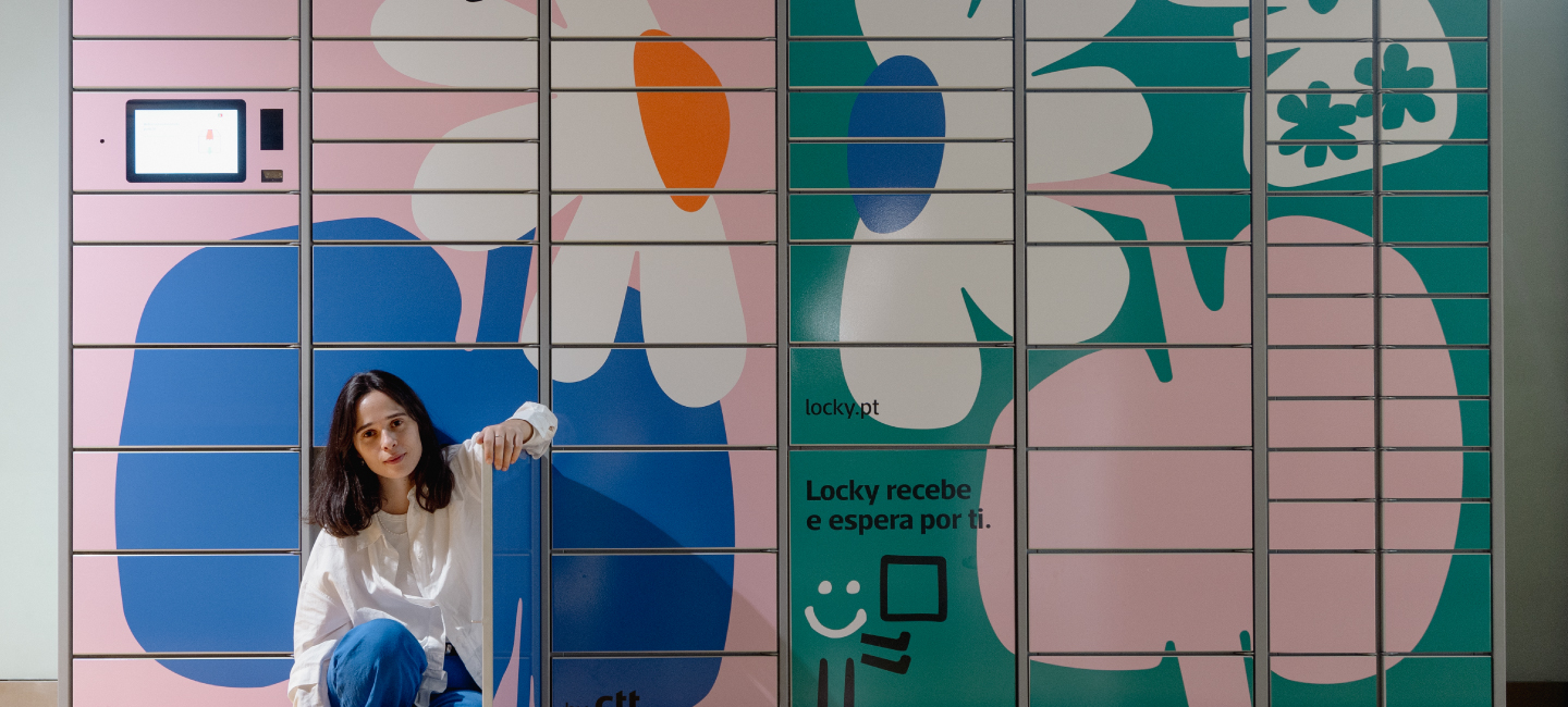 Leonor Violeta à frente do cacifo Locky.