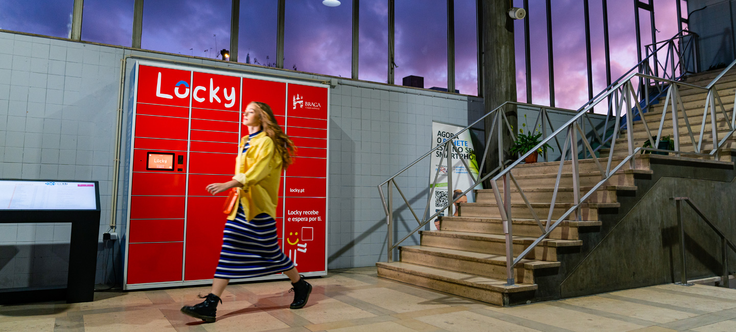 Chica pasando delante de una taquilla Locky.