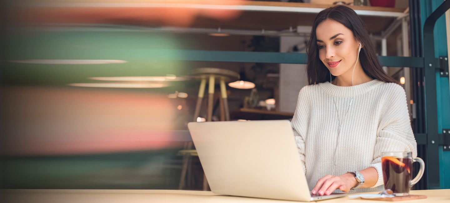 Chica escribiendo en un ordenador portátil.