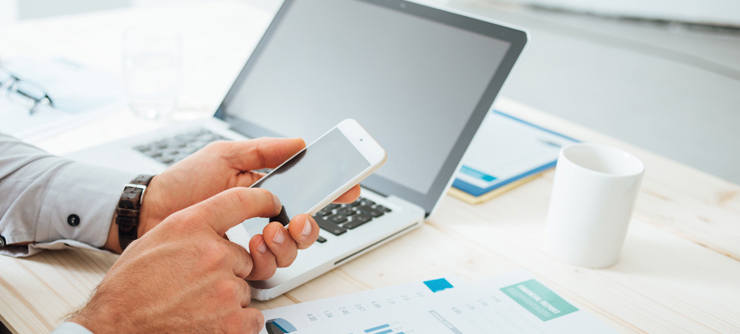 Manos al usar un teléfono móvil.